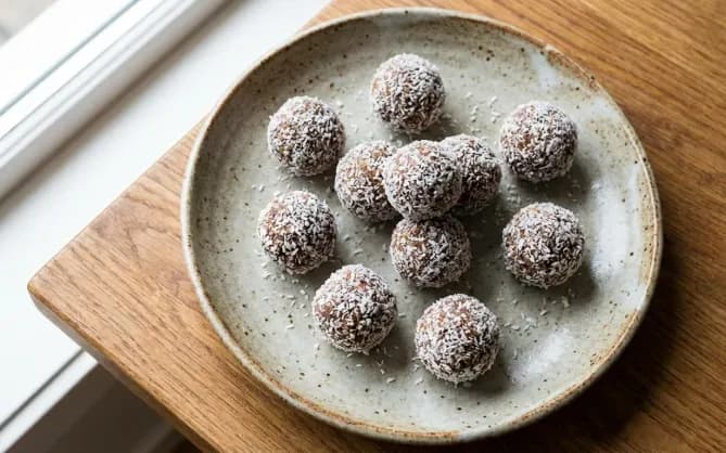 Boules d'énergie dattes-amandes-coco