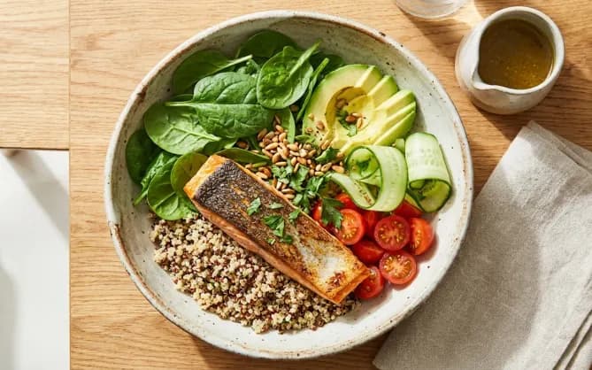 Bowl quinoa saumon et épinards frais