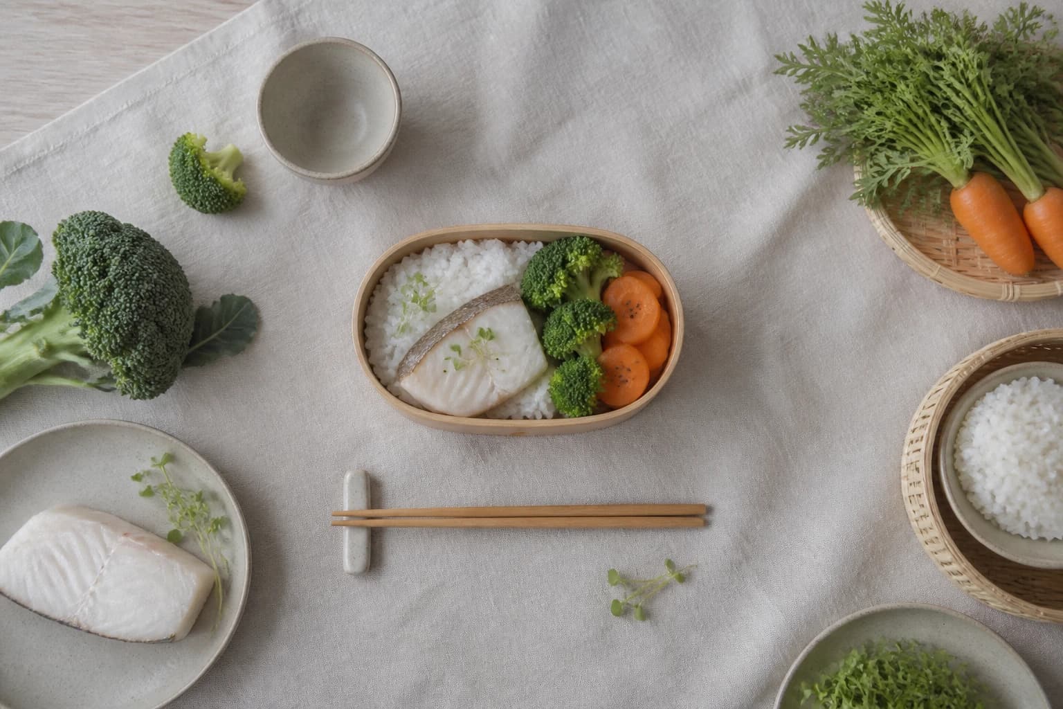 Box bento poisson riz complet avec légumes vapeur vue de dessus, boîte ouverte