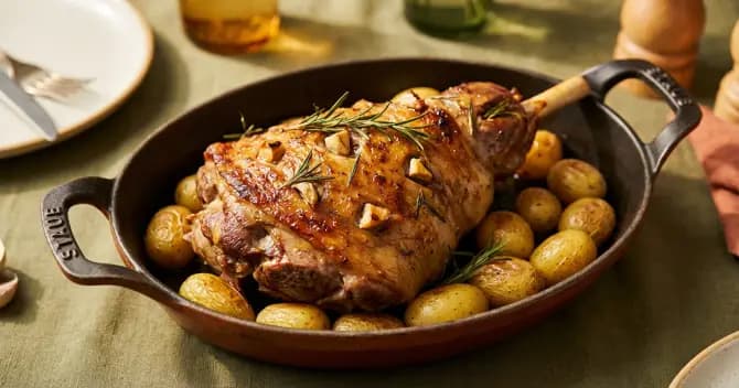 Gigot d'agneau de Pâques rôti, recette française présentée dans une assiette