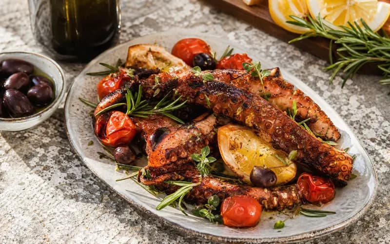 Poulpe grillé htapodi tendre et fumé, pieuvre dorée façon taverne grecque