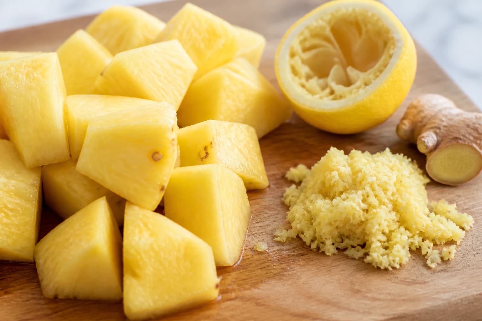 Etape 1 : Preparer les fruits et le gingembre — Smoothie détox minceur : ananas & matcha
