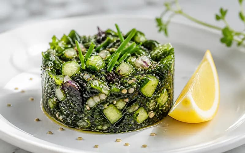 Tartare d'algues wakamé & concombre, recette japonaise présentée dans une assiette