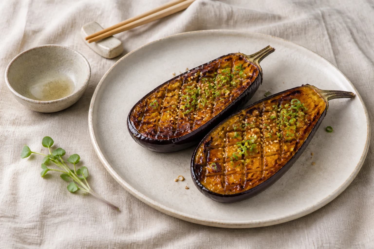 Etape 1 : Préchauffer le four et entailler les aubergines — Aubergines rôties au miso et sésame doré