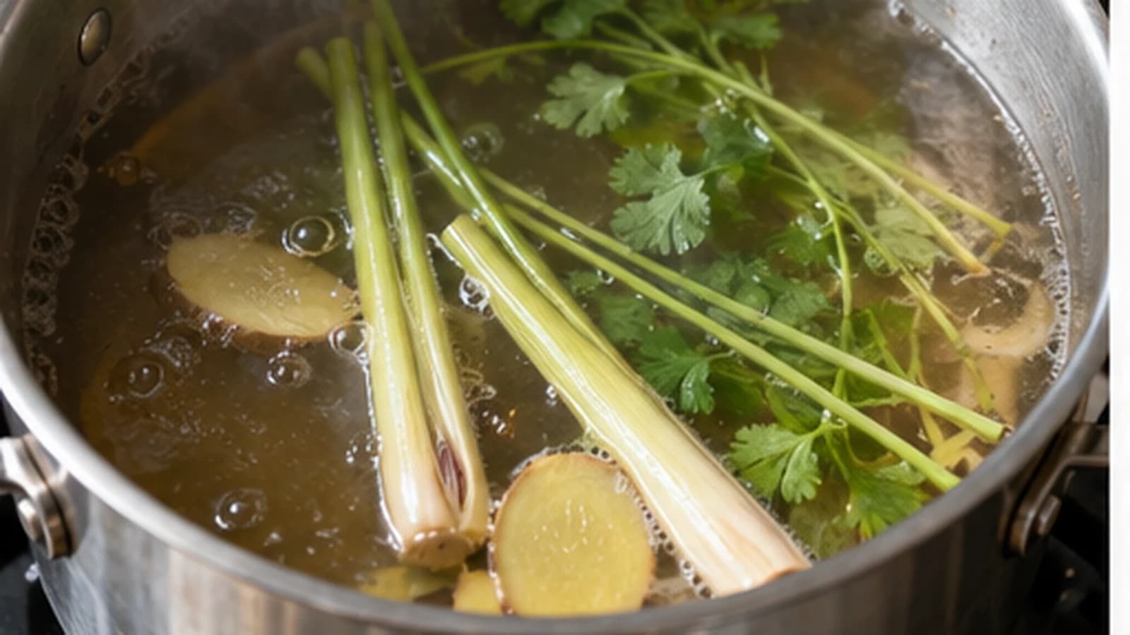 Etape 2 : Faire infuser le bouillon — Bouillon thaï aux légumes et crevettes léger