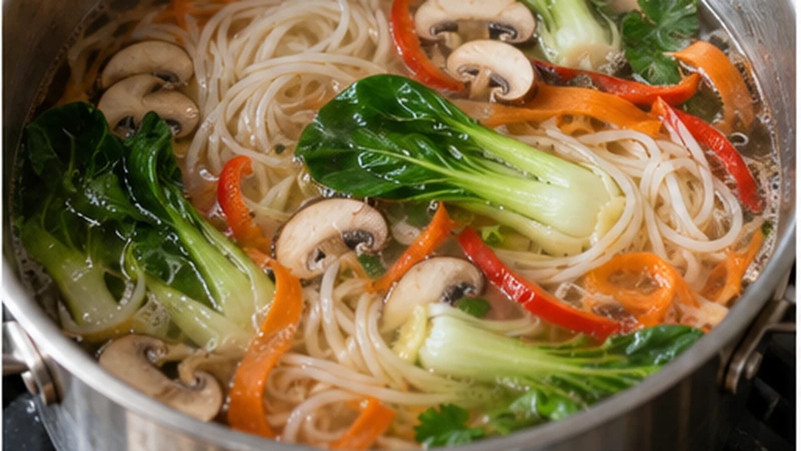 Etape 3 : Cuire les légumes et les nouilles — Bouillon thaï aux légumes et crevettes léger