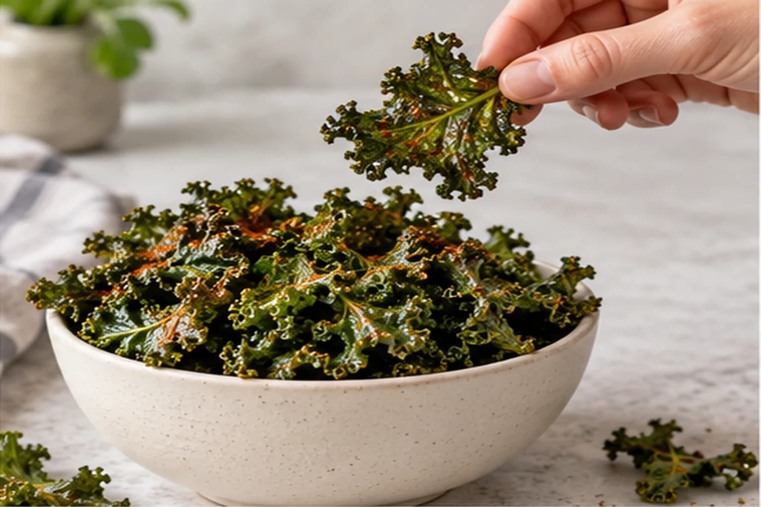 Feuilles de chou kale, huile d'olive et épices autour de chips croustillantes