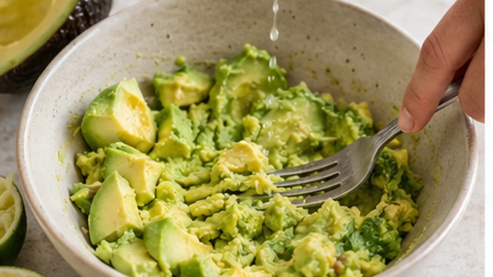 Etape 2 : Écraser les avocats — Guacamole léger avocat, citron et coriandre
