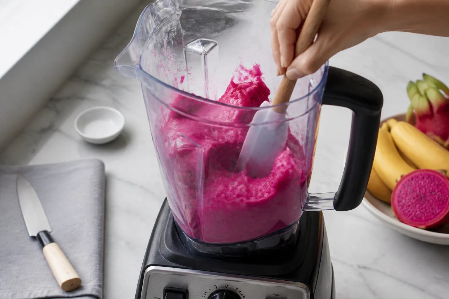 Etape 2 : Mixer la base épaisse — Smoothie bowl pitaya banane : 5 étapes pour un bowl spectaculaire