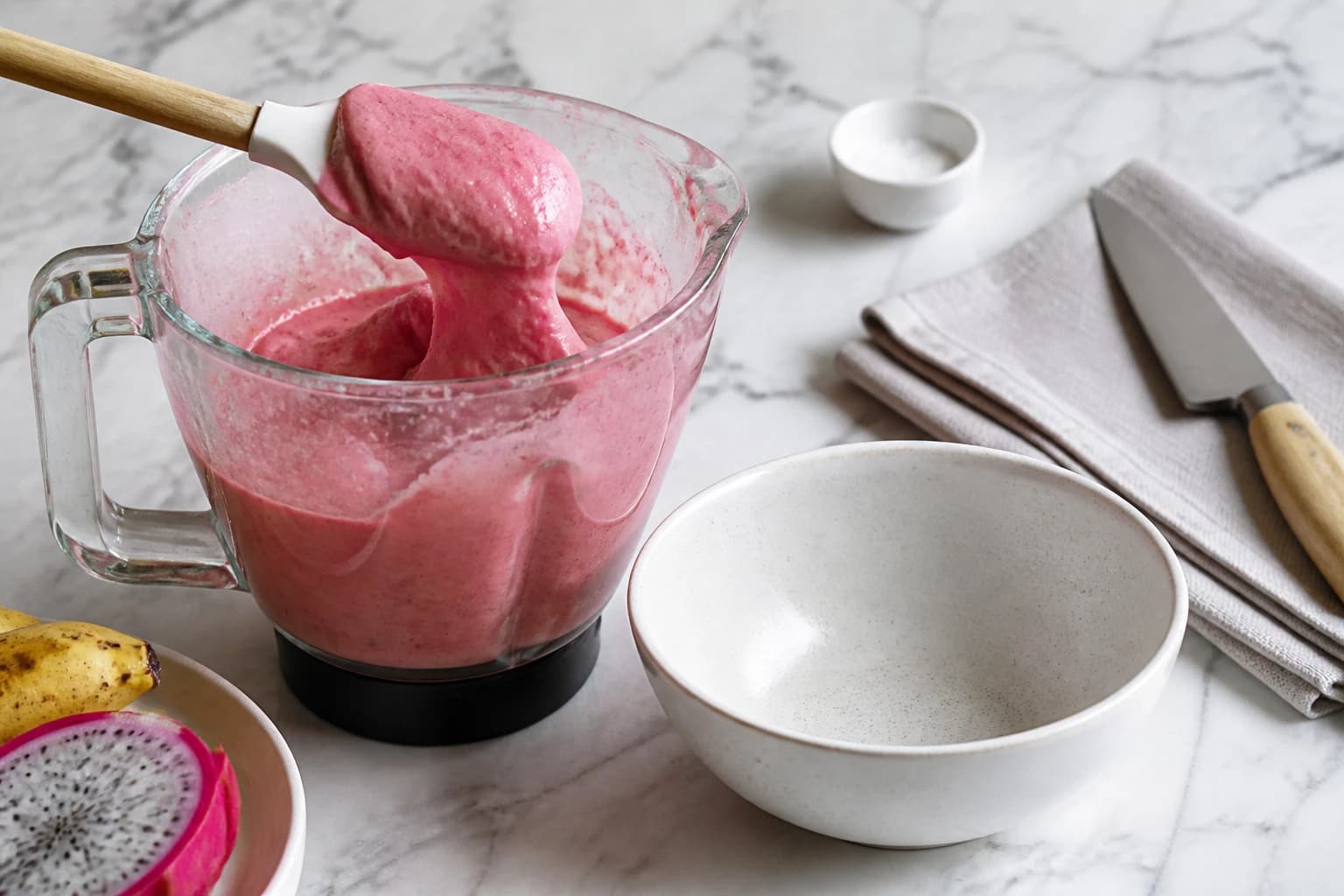 Etape 3 : Vérifier la consistance et transvaser — Smoothie bowl pitaya banane : 5 étapes pour un bowl spectaculaire