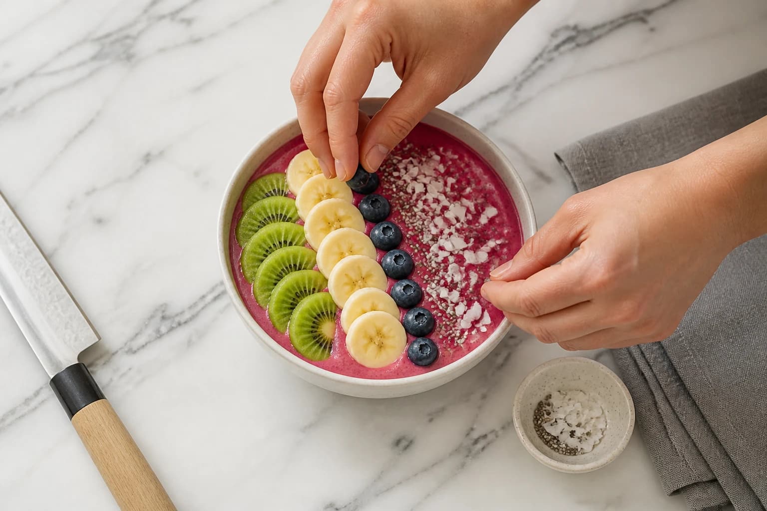 Etape 4 : Garnir avec méthode — Smoothie bowl pitaya banane : 5 étapes pour un bowl spectaculaire